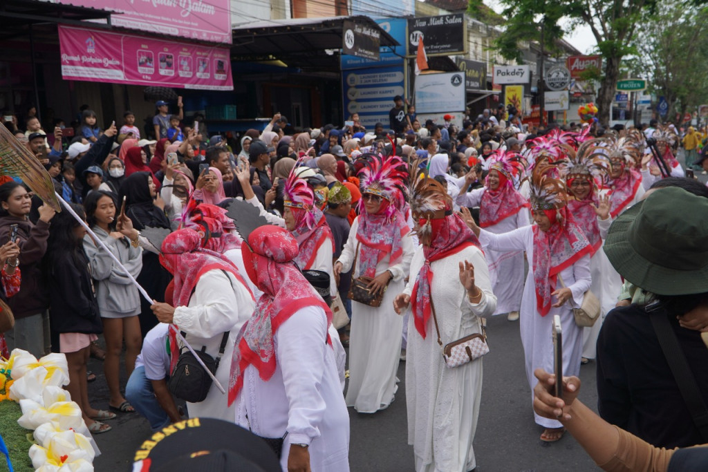 Tampil Meriah, Rombongan Baitul Izzah Kompak Mengenakan Kostum Penuh Warna